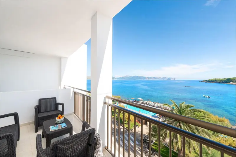 Terrasse avec mobilier d'extérieur et vue sur la mer.