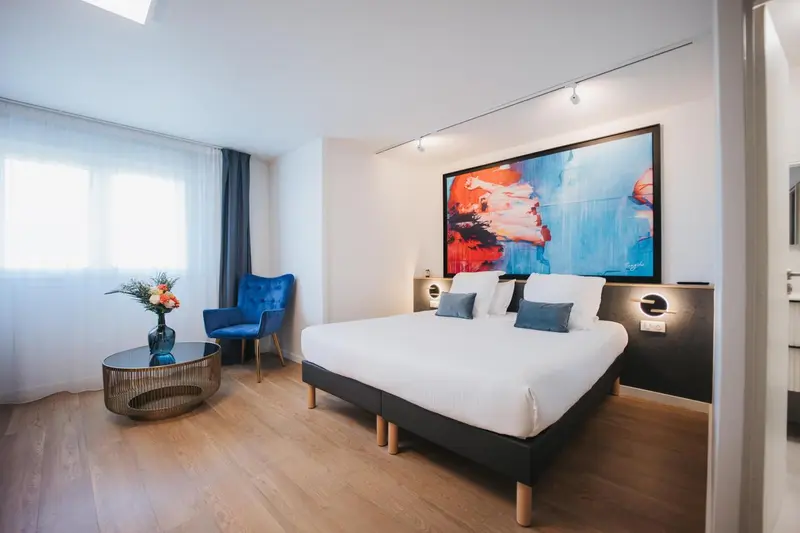 Une chambre lumineuse avec un grand lit et une décoration moderne.