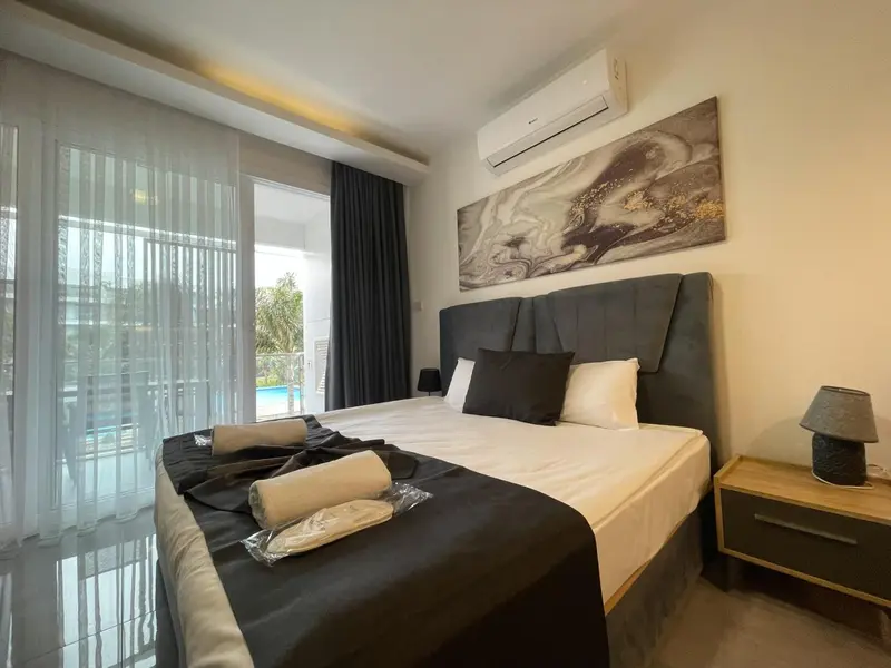 Une chambre moderne avec un grand lit et un tableau décoratif.