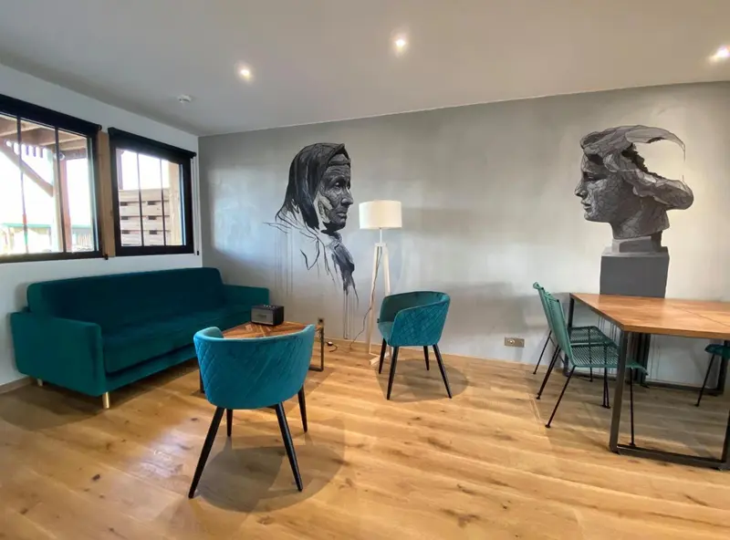 Un espace de détente intérieur avec canapé, fauteuils et table.