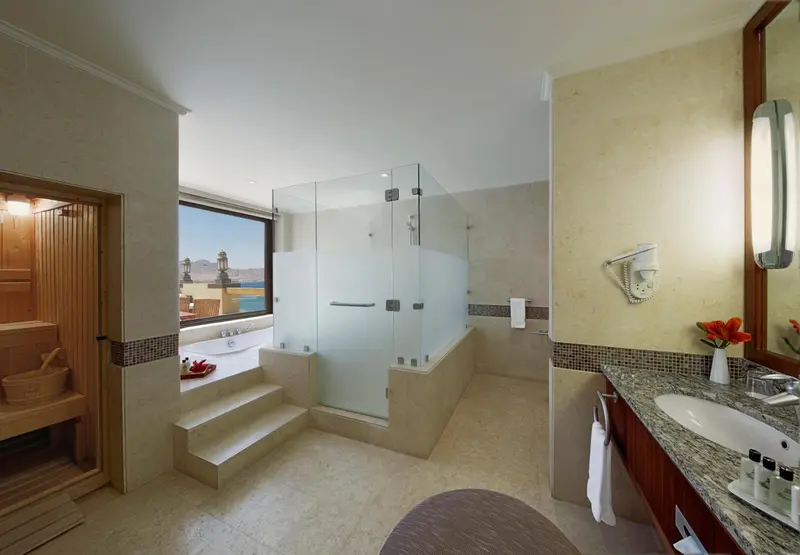 Une salle de bain lumineuse avec baignoire et douche à l'italienne.