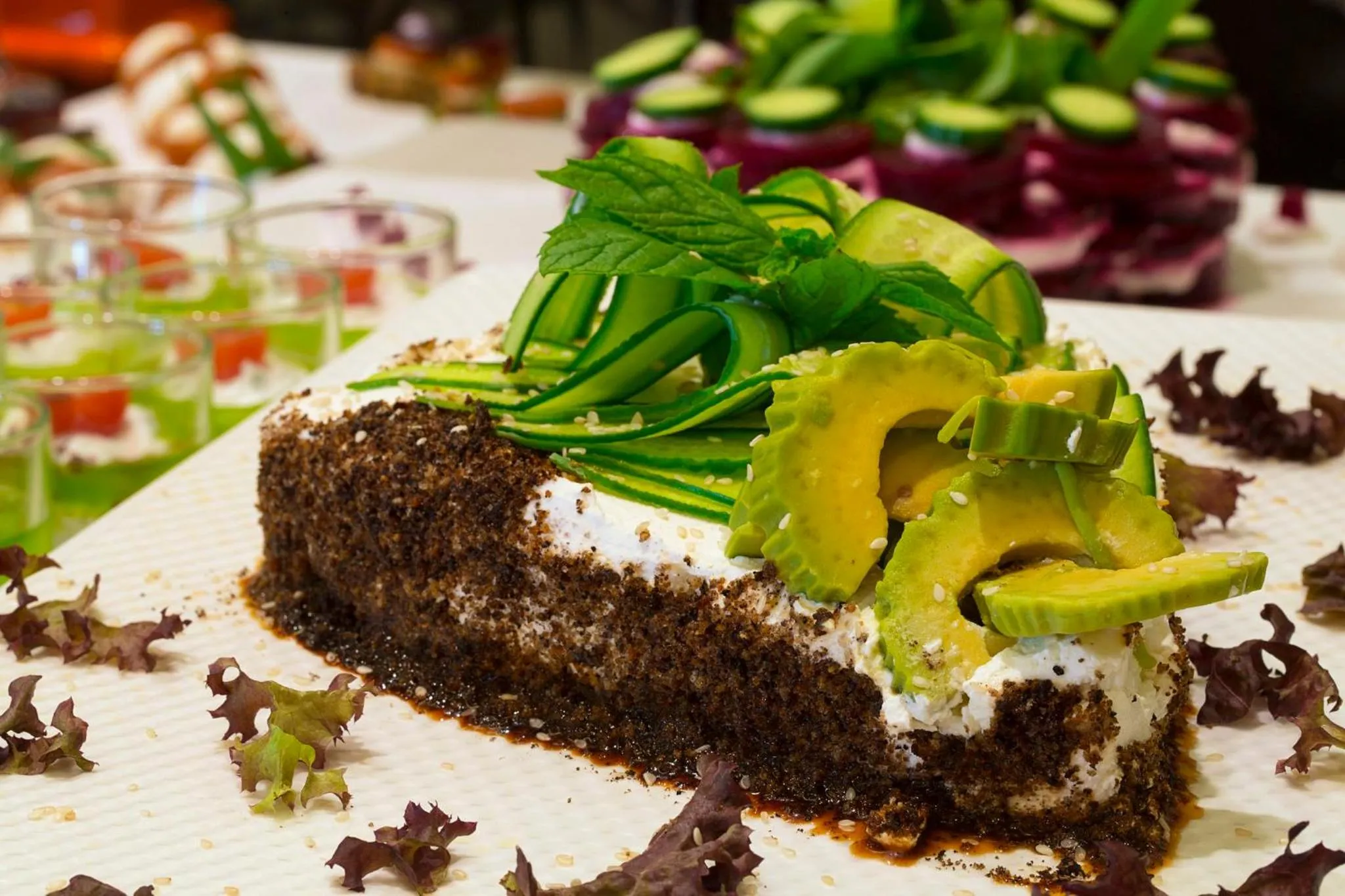 Présentation soignée d'un plat végétarien avec des légumes frais et des herbes.