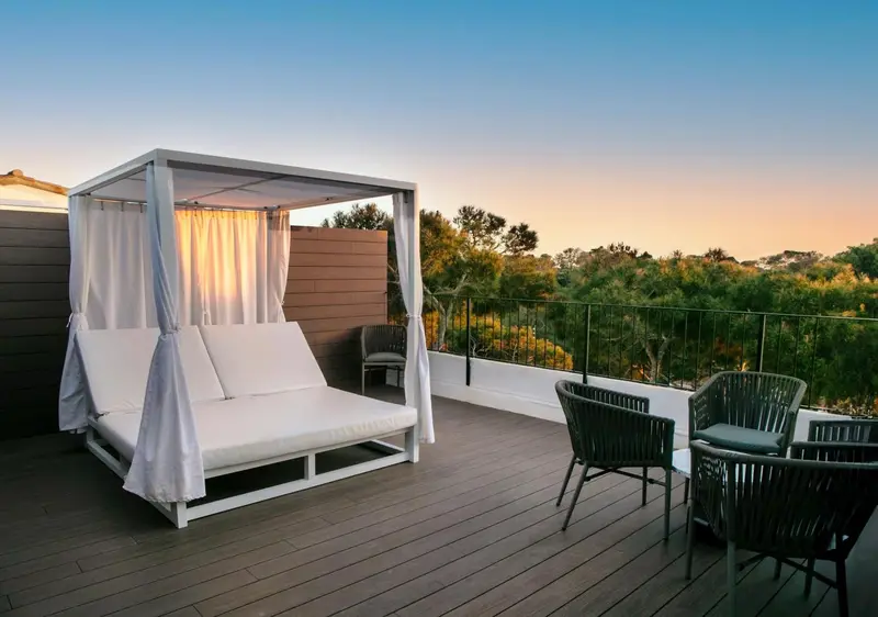 Espace de détente extérieur avec couchages et mobilier de jardin.