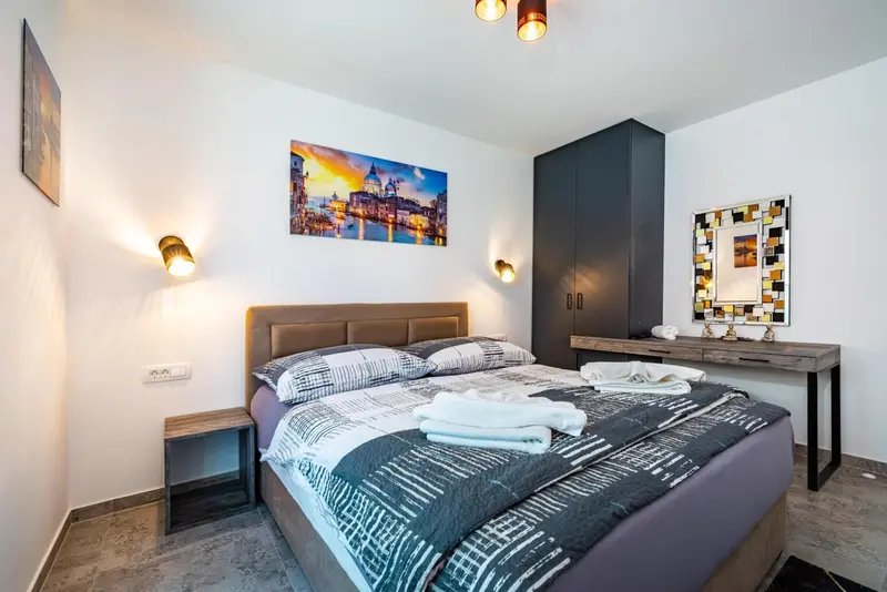 Une chambre moderne avec un grand lit et une décoration murale.
