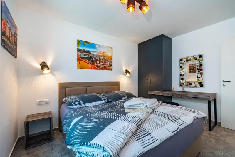 Une chambre moderne avec un grand lit et un bureau.