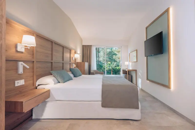 Une chambre lumineuse avec un grand lit et une décoration moderne.