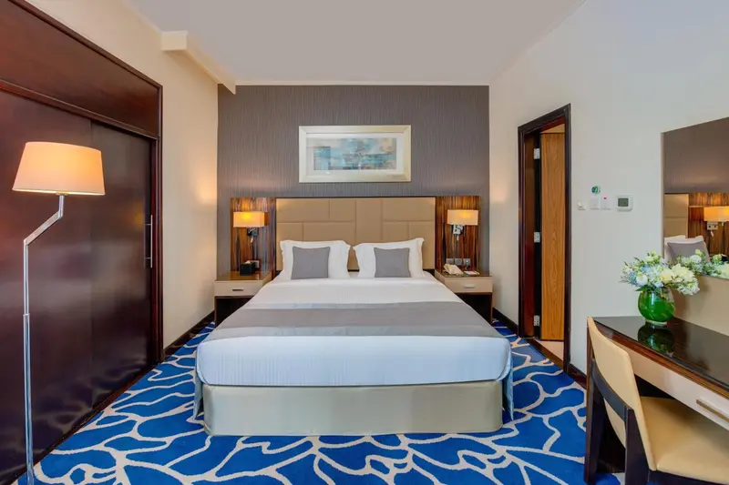 Une chambre d'hôtel avec un grand lit et une décoration sobre.