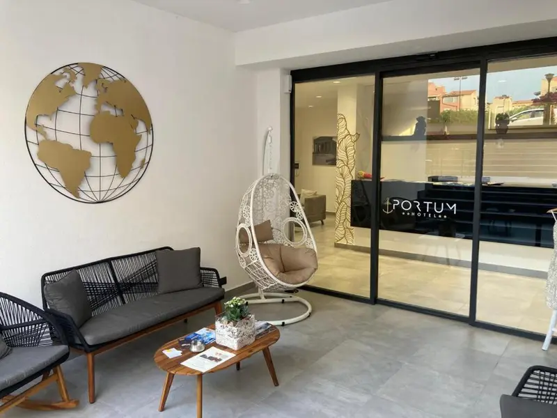 Un espace de détente extérieur avec canapés et une décoration murale représentant un globe terrestre.