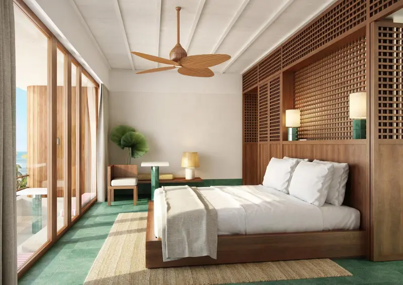 Une chambre lumineuse avec un grand lit et un coin salon.