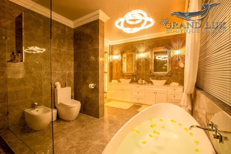 Une salle de bain luxueuse avec baignoire et douche à l'italienne.