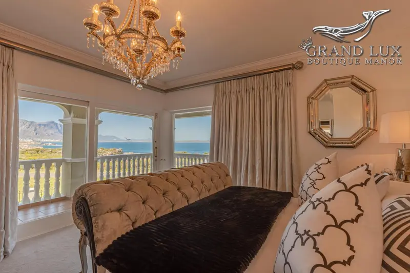 Une chambre lumineuse avec un grand lit et une vue sur la mer.