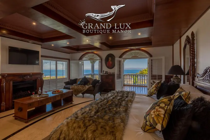 Un salon spacieux s'ouvre sur une vue sur la mer par de larges baies vitrées.