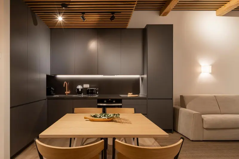 Une cuisine moderne avec une table à manger en bois clair.