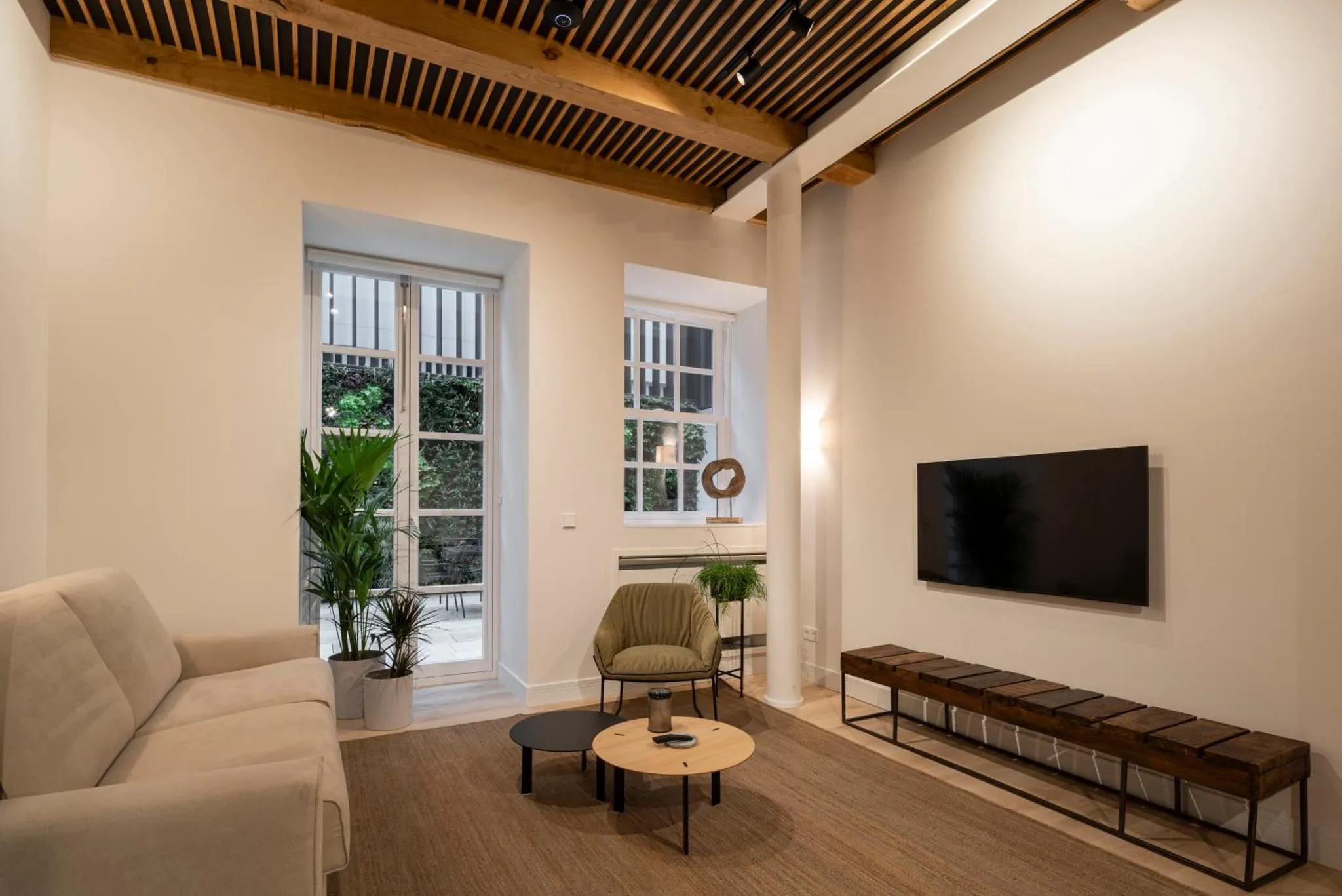Espace de détente intérieur avec canapés et télévision.