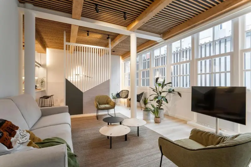 Espace de détente intérieur avec canapés et tables basses.