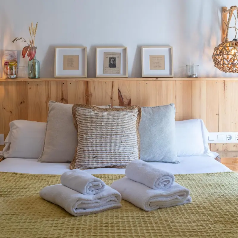 Un lit confortable avec des oreillers moelleux et une décoration murale sobre.