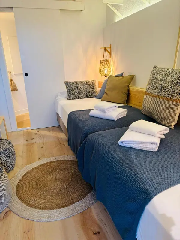 Une chambre avec deux lits simples et une décoration soignée.