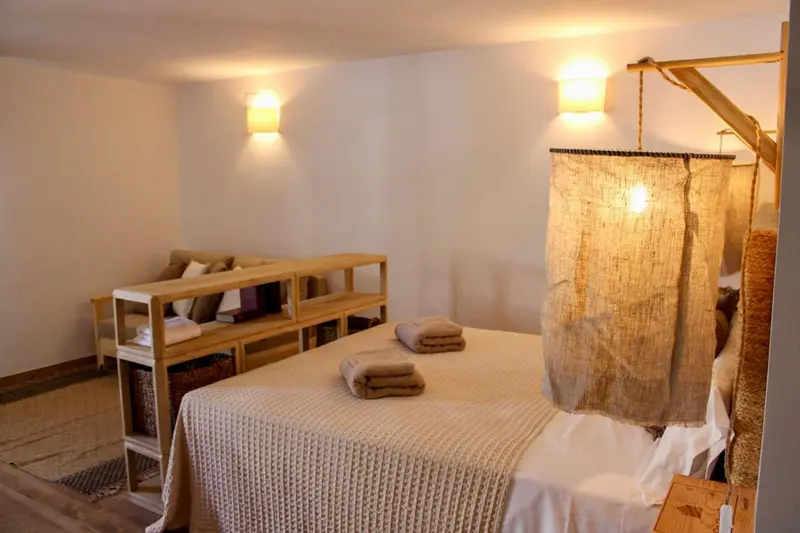 Une chambre lumineuse avec un grand lit et une décoration en bois.