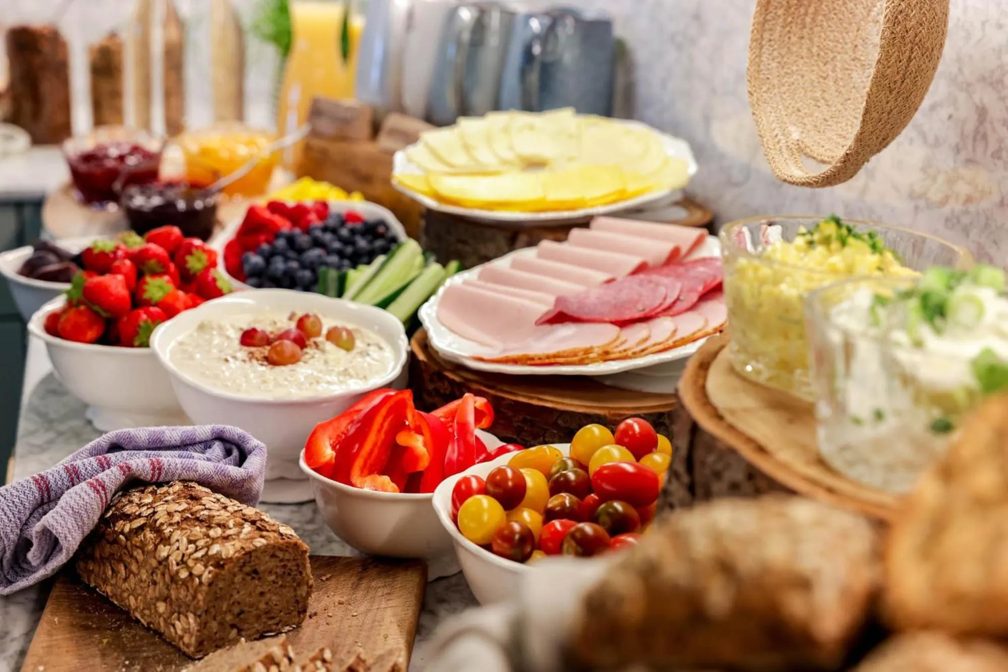 Un buffet propose une variété de plats froids et de pains.
