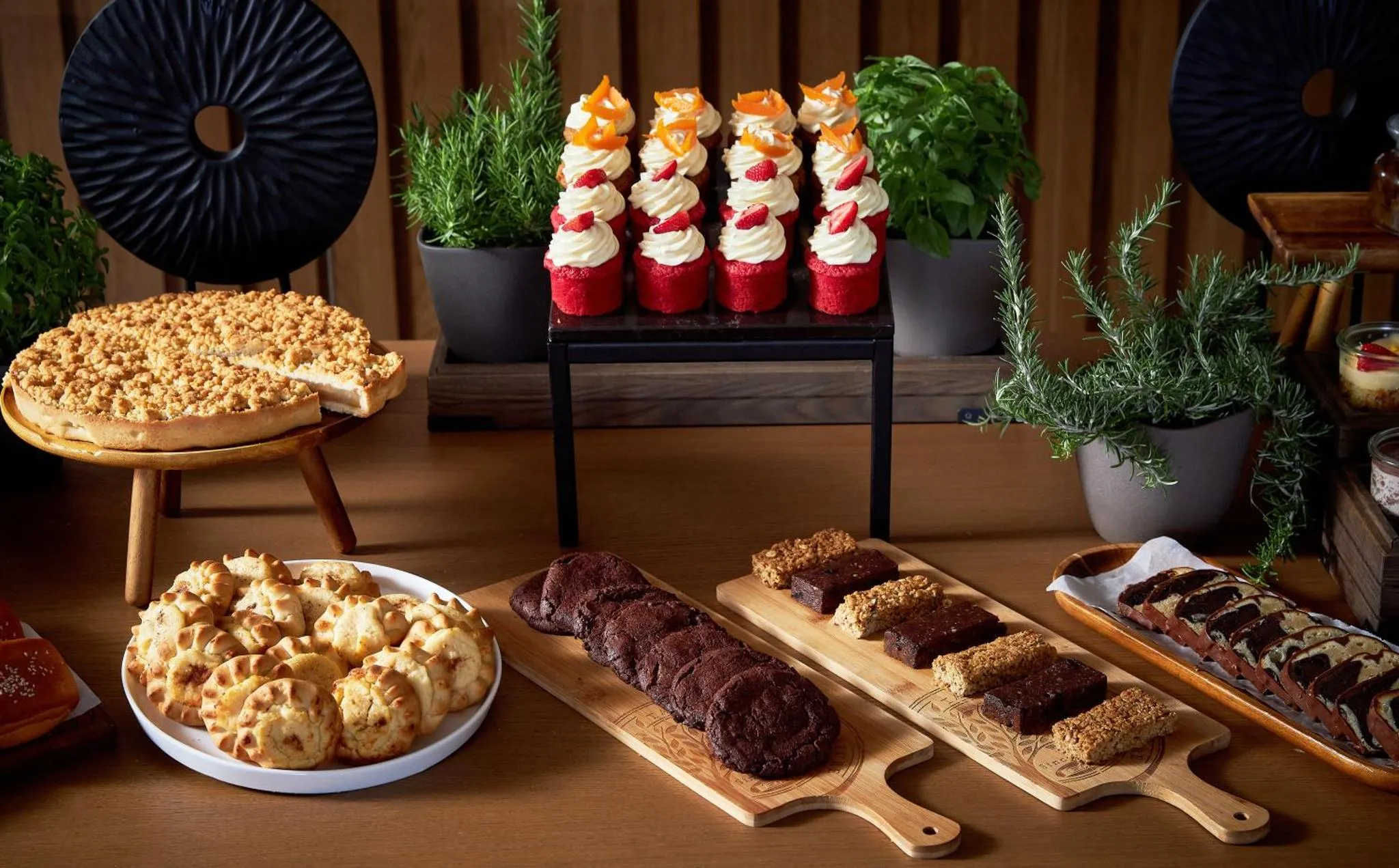 Assortiment de pâtisseries et de desserts présentés sur un buffet.