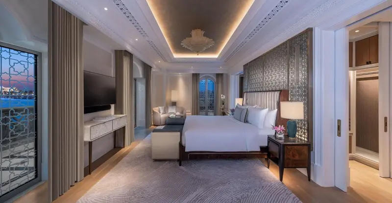 Une chambre lumineuse avec un grand lit et une vue sur la mer.