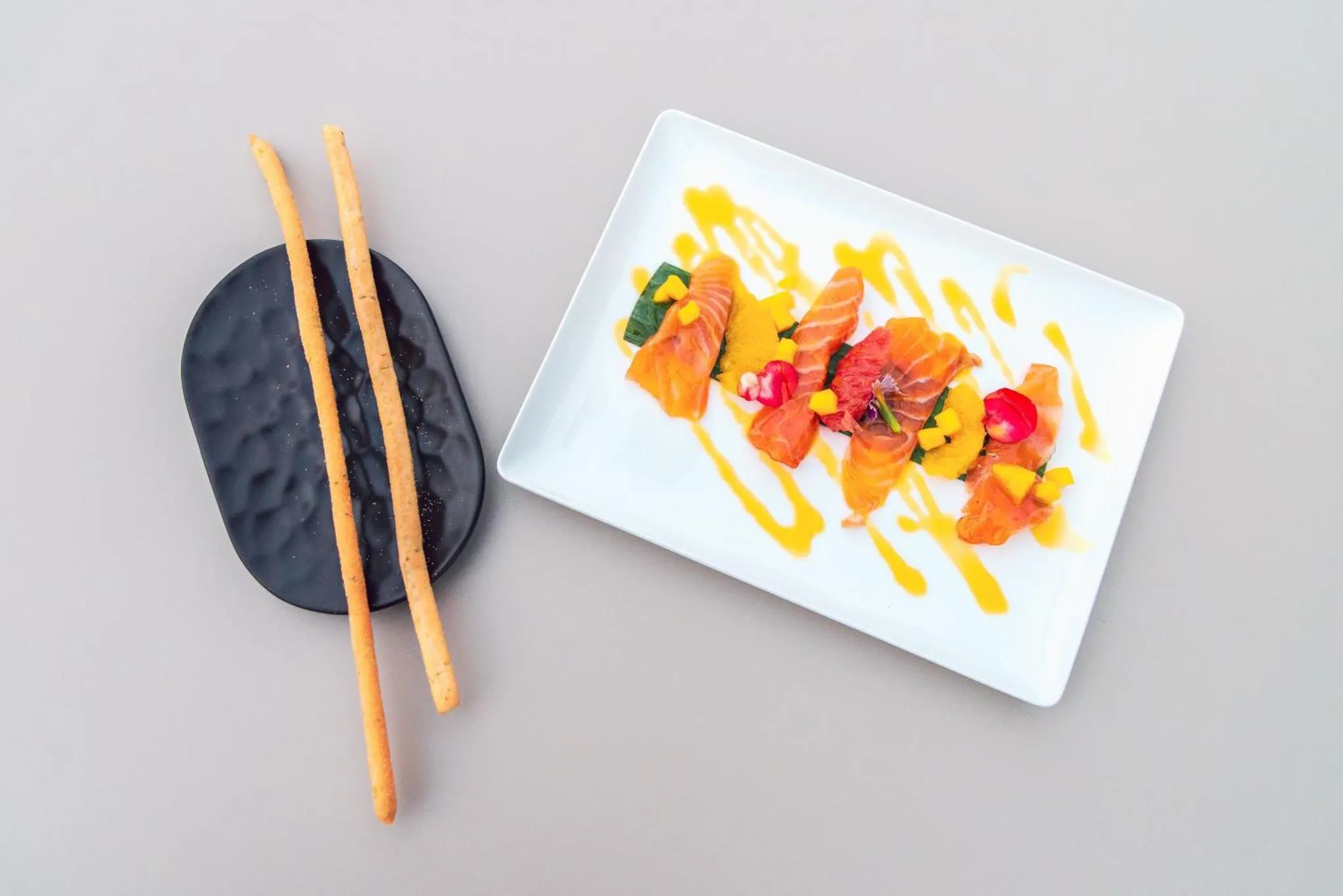 Assiette de poisson cru colorée avec accompagnements.