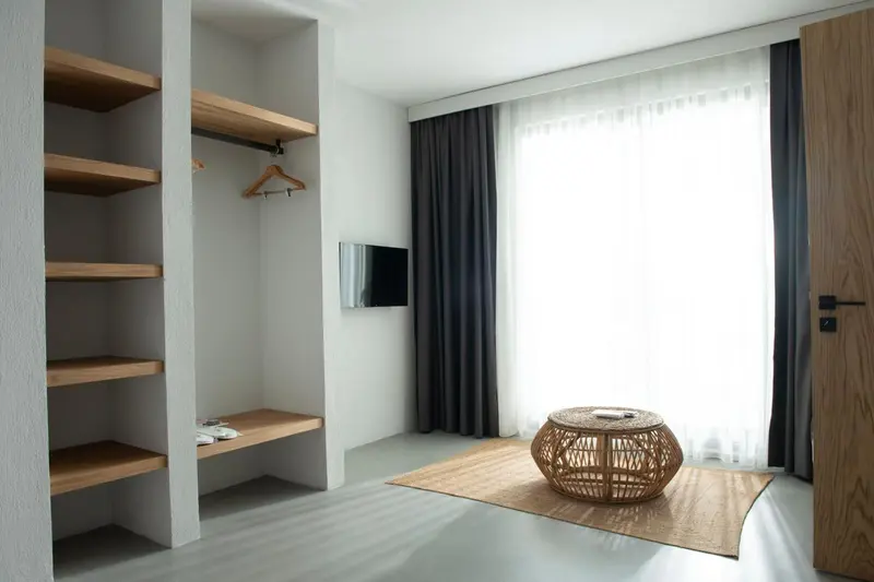 Une chambre lumineuse avec un espace de rangement intégré et un coin salon.