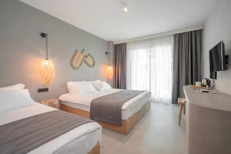 Une chambre lumineuse avec un grand lit et un bureau.