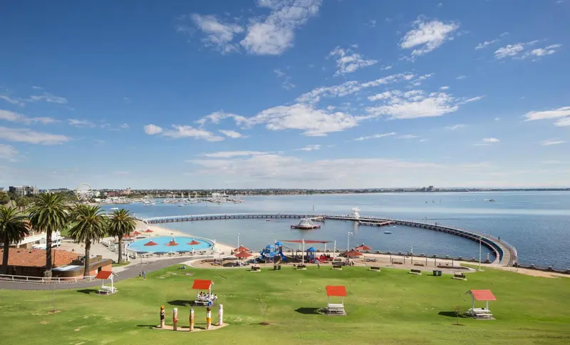 Vue aérienne d'une plage avec une piscine et un espace de jeux pour enfants.
