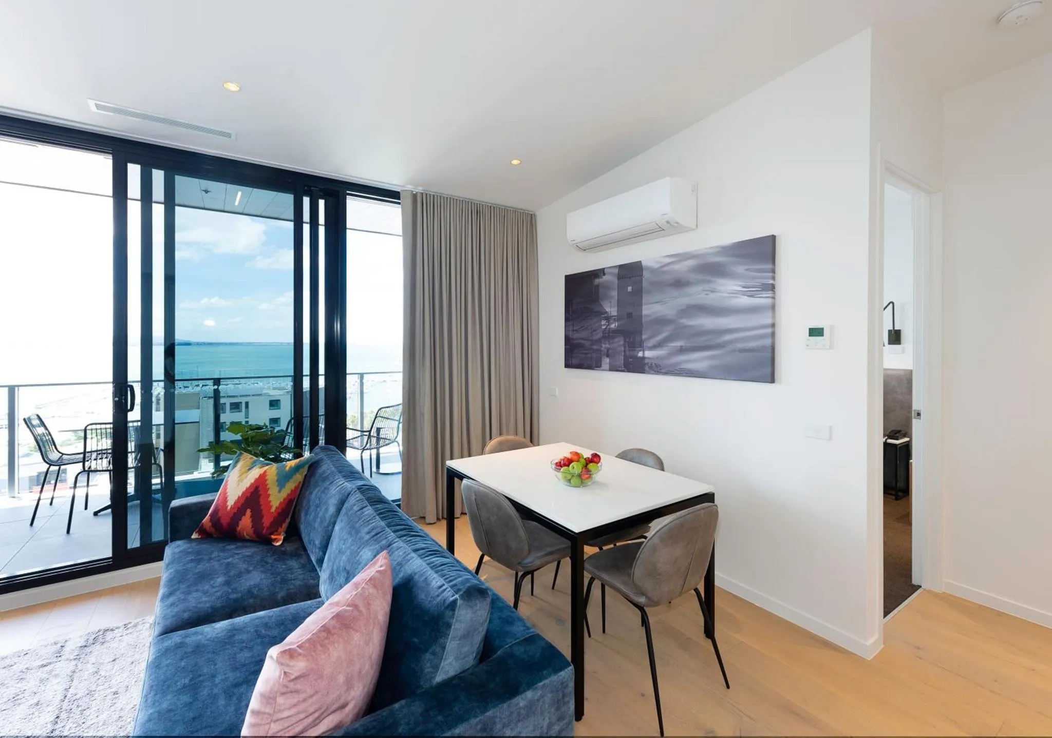 Un salon lumineux s'ouvre sur une terrasse avec vue sur la mer.