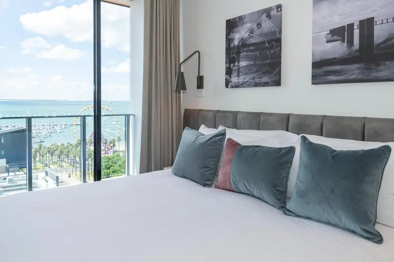 Une chambre lumineuse avec un grand lit et une vue sur la mer.