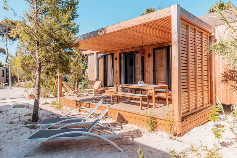 Terrasse en bois devant un bungalow moderne.