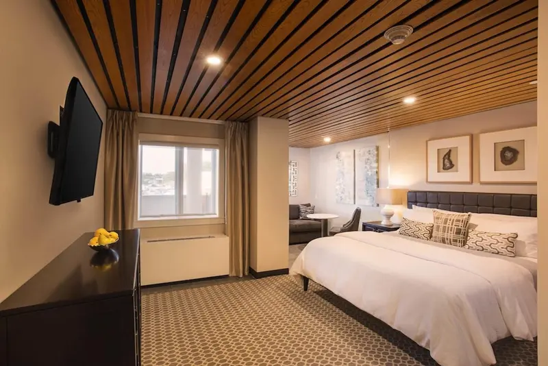 Une chambre lumineuse avec un grand lit et une décoration sobre.