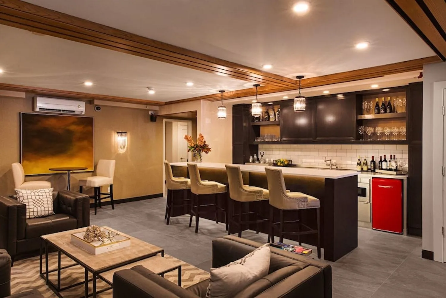 Un espace de détente avec un bar et des fauteuils confortables.