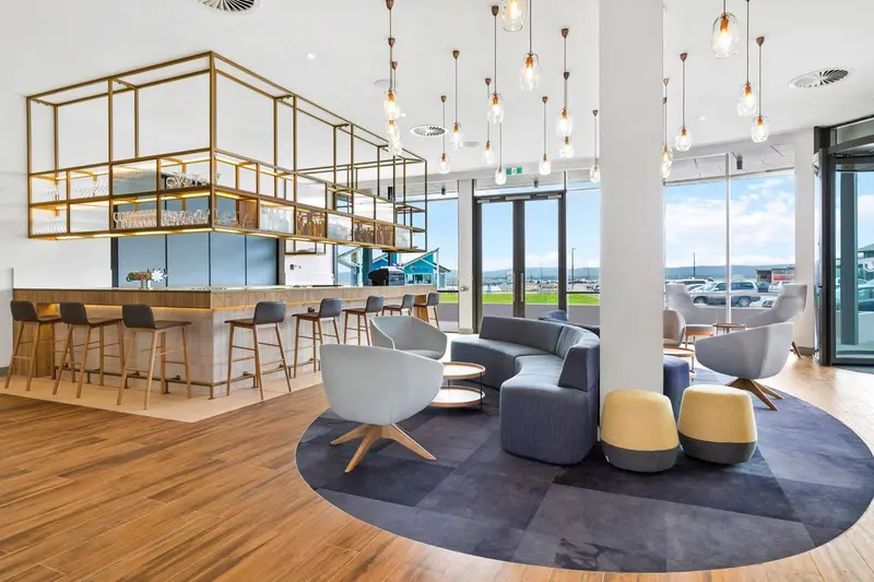 Un espace de détente avec un bar et des canapés modulaires.