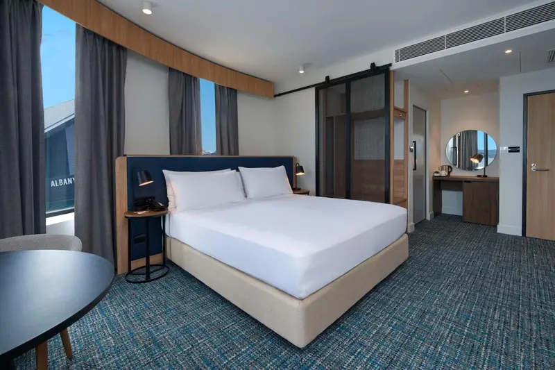 Une chambre d'hôtel moderne avec un grand lit et une fenêtre.