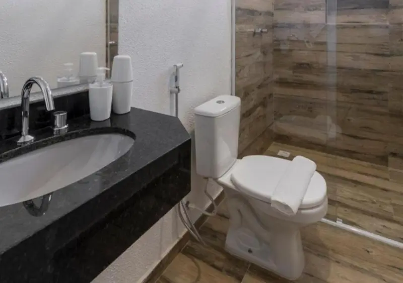 Une salle de bain moderne avec lavabo, miroir et douche à l'italienne.