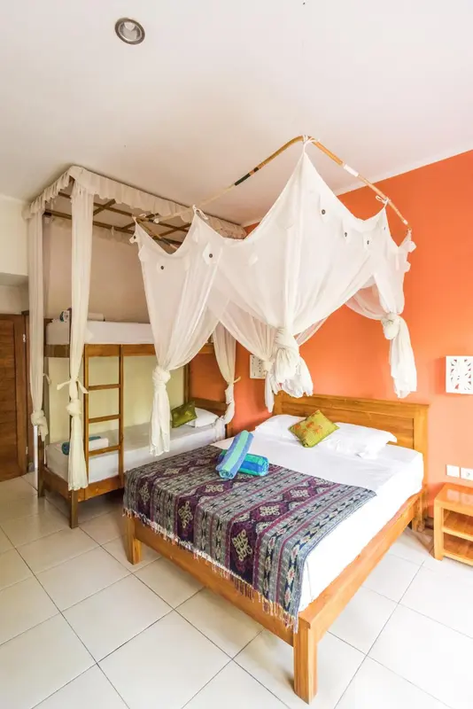 Une chambre avec un lit double et un lit superposé.