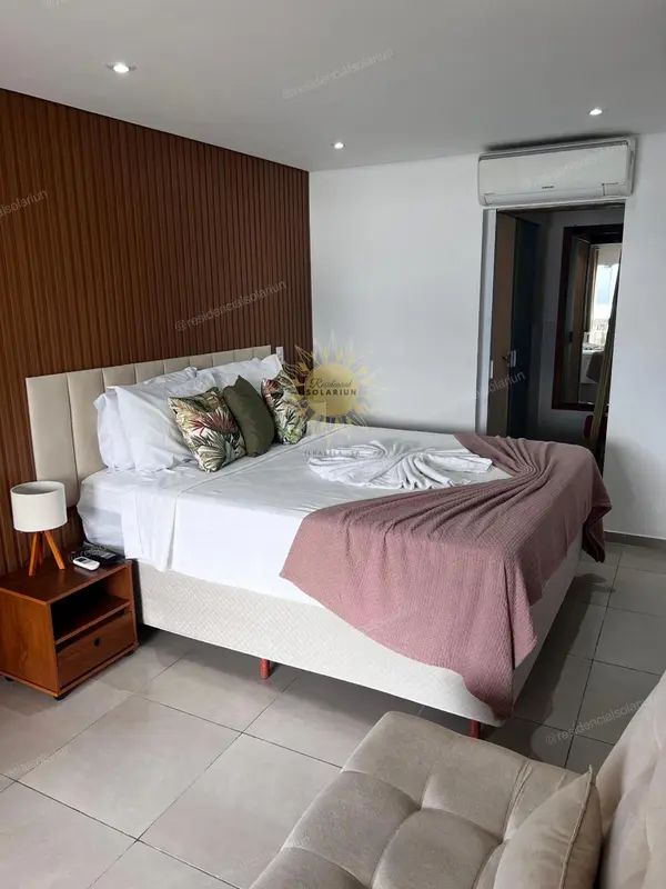 Une chambre lumineuse avec un grand lit et une décoration florale.
