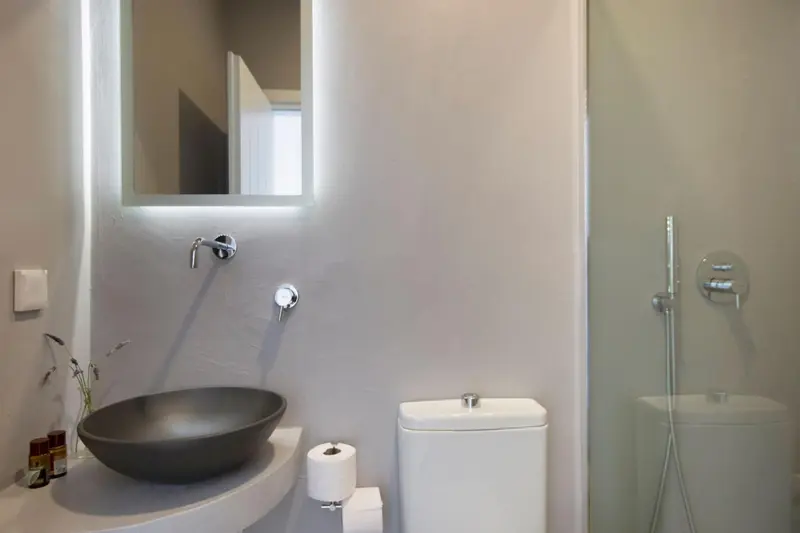 Une salle de bain moderne avec lavabo intégré et douche à l'italienne.