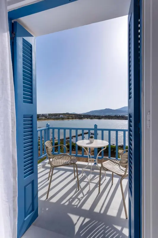 Une terrasse ensoleillée offre une vue sur la mer et l'horizon.