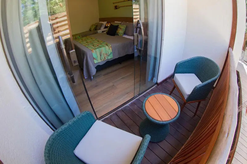 Terrasse avec mobilier d'extérieur donnant sur une chambre.