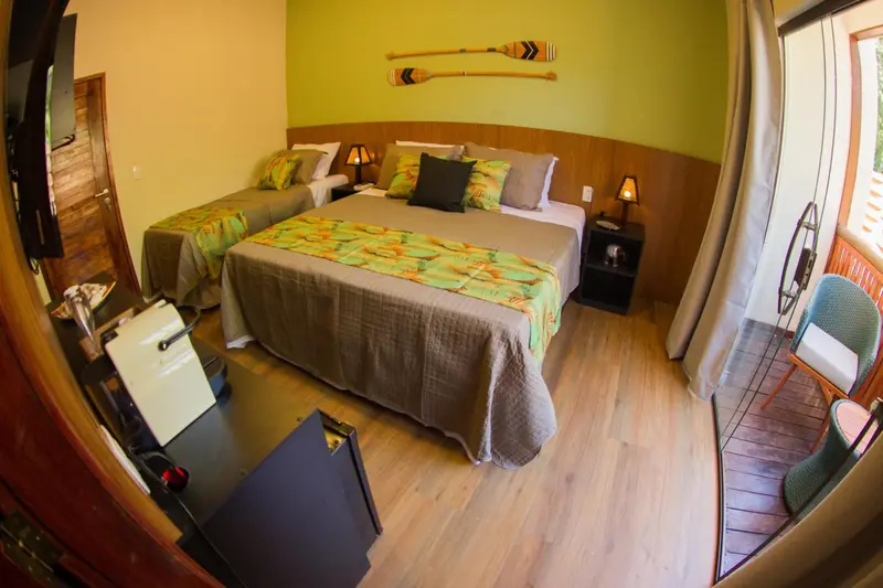 Chambre avec deux lits et une vue sur l'extérieur.