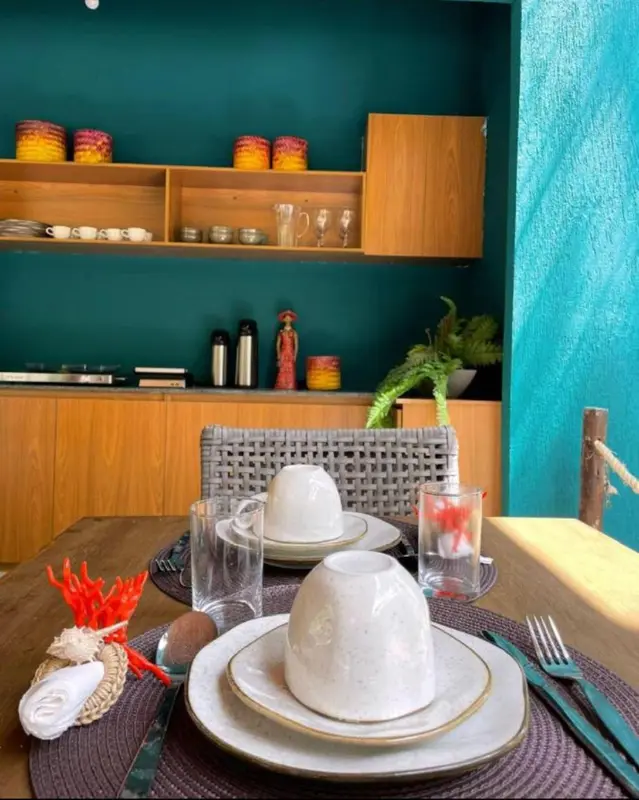 Une table est dressée avec de la vaisselle et des couverts.