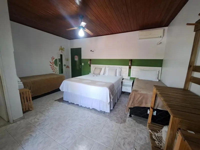 Une chambre lumineuse avec deux lits et un coin salon.