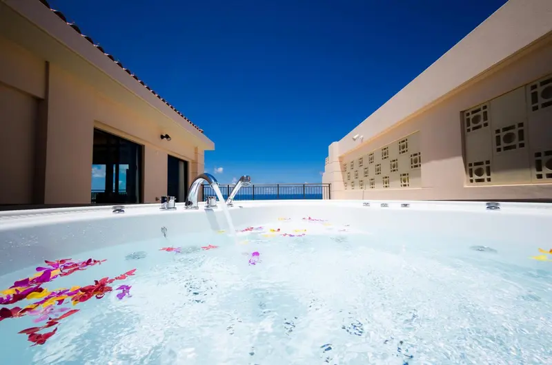 Un jacuzzi sur une terrasse avec vue sur la mer.