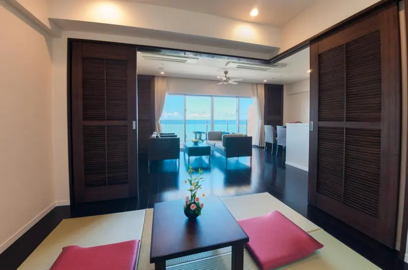 Espace de vie intérieur avec canapés et vue sur la mer.