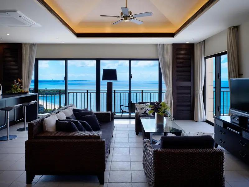 Un salon spacieux s'ouvre sur une vue mer par de grandes baies vitrées.