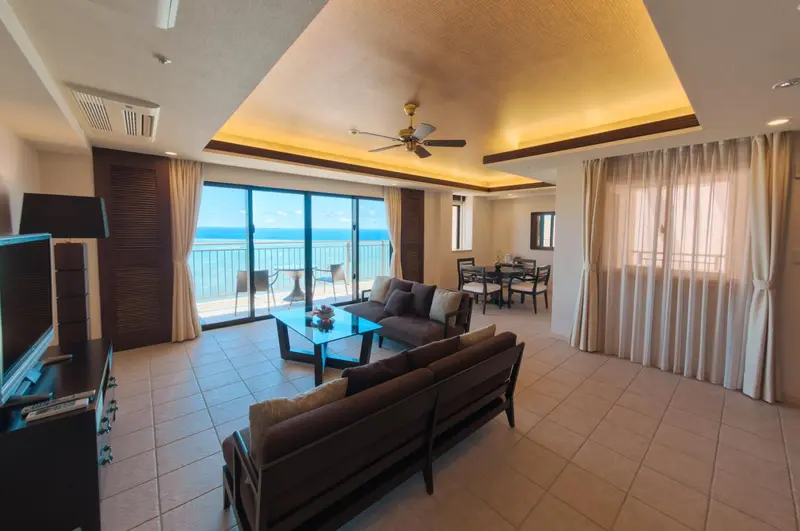Espace de vie lumineux avec canapés et vue sur la mer.