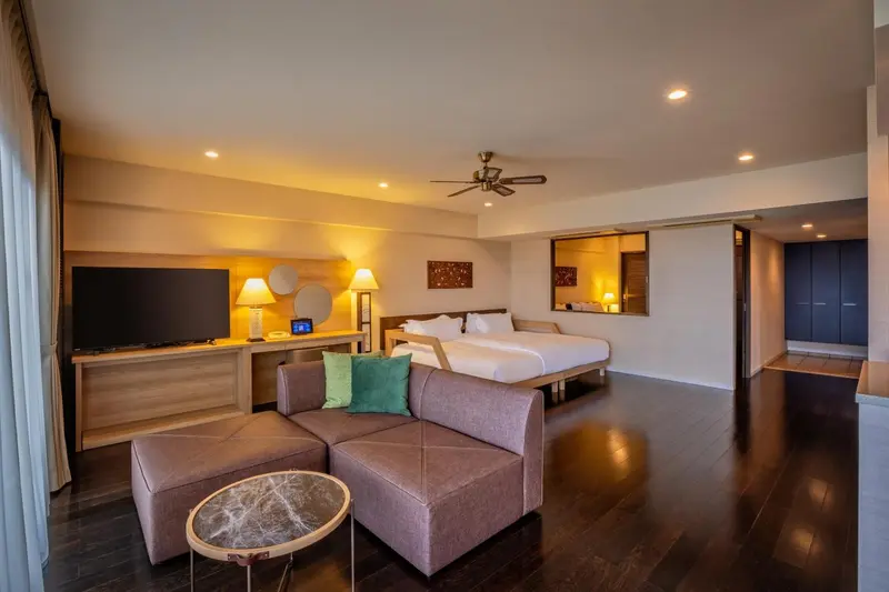Une chambre spacieuse avec un canapé et un lit king-size.